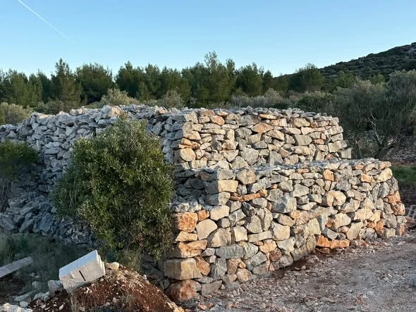 Zid od prirodnog kamena